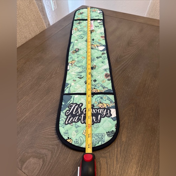 Disney Parks EPCOT United Kingdom Alice In Wonderland Double Potholder - Picture 7 of 9